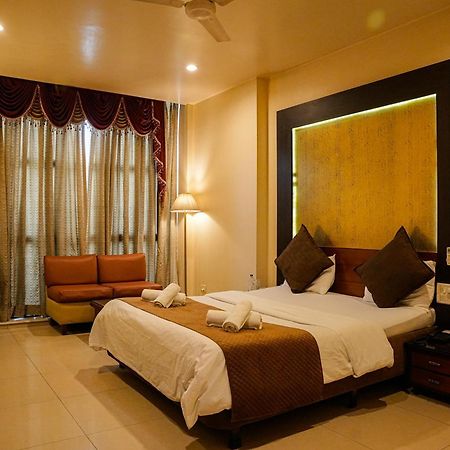 Hotel Viva Inn Yerandwane Kültér fotó