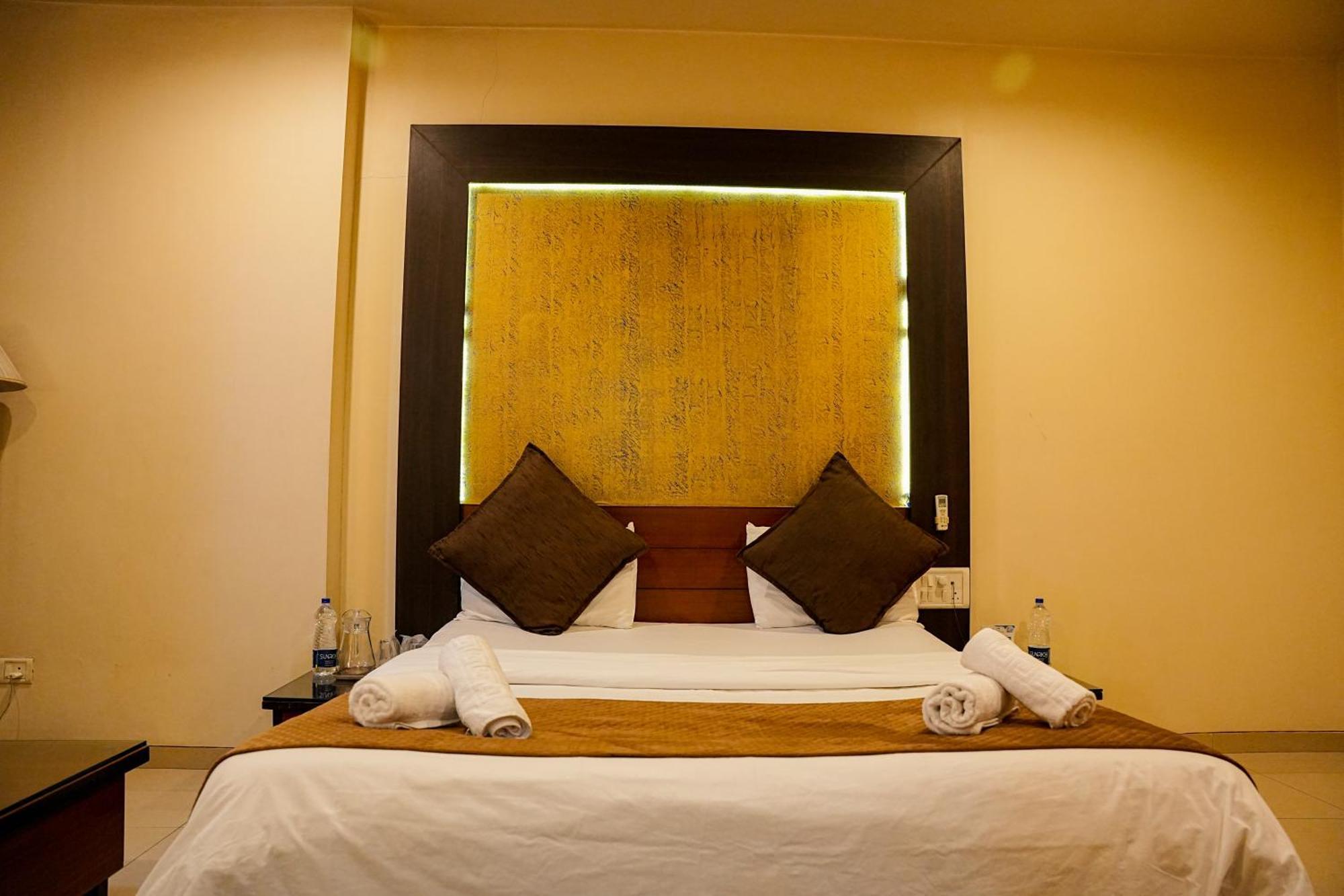 Hotel Viva Inn Yerandwane Kültér fotó