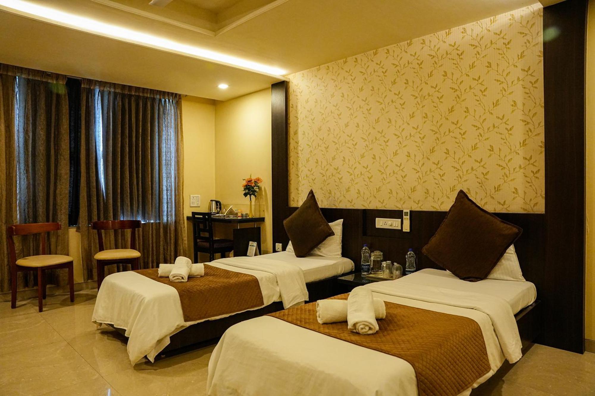 Hotel Viva Inn Yerandwane Kültér fotó