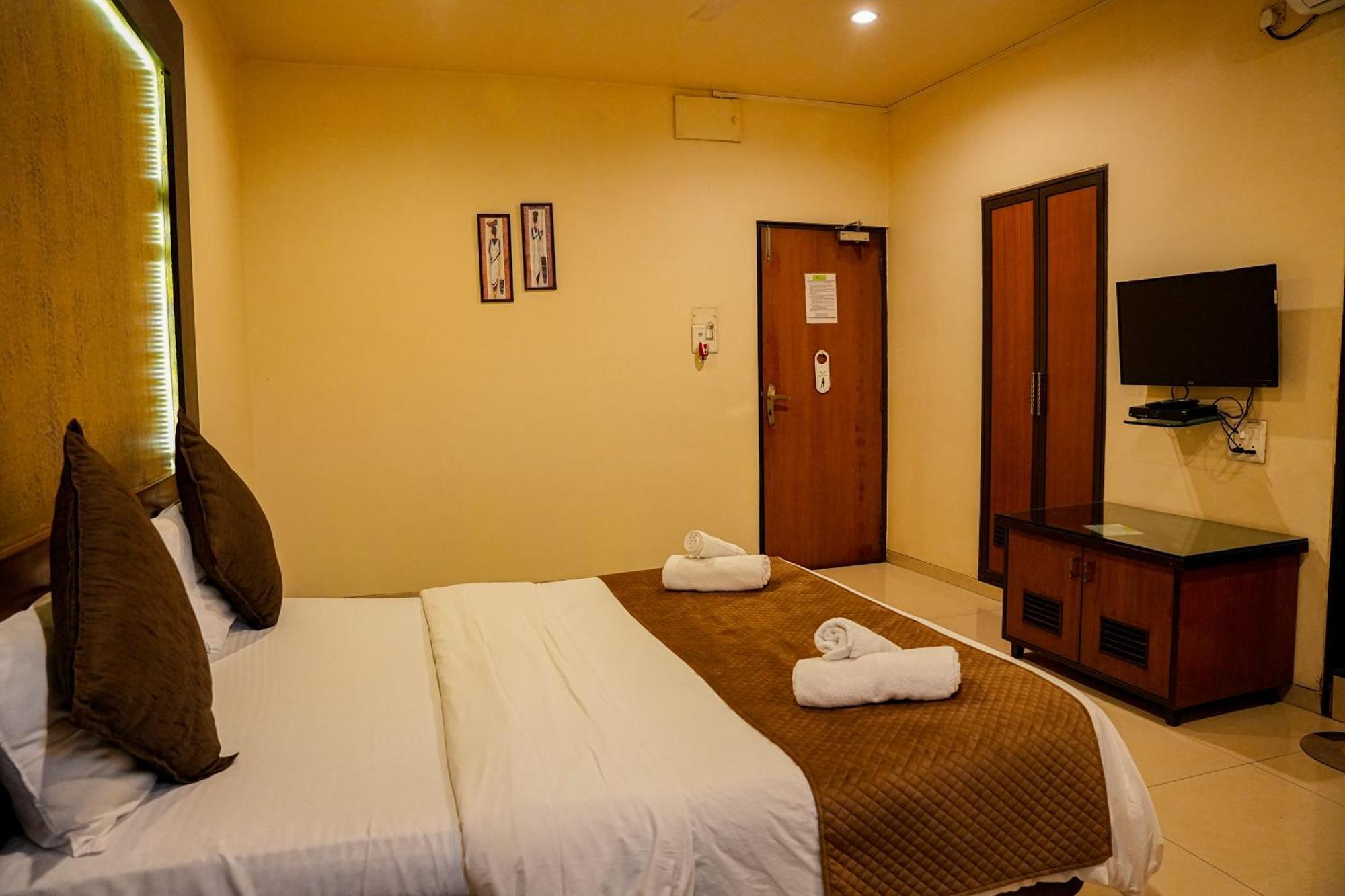 Hotel Viva Inn Yerandwane Kültér fotó