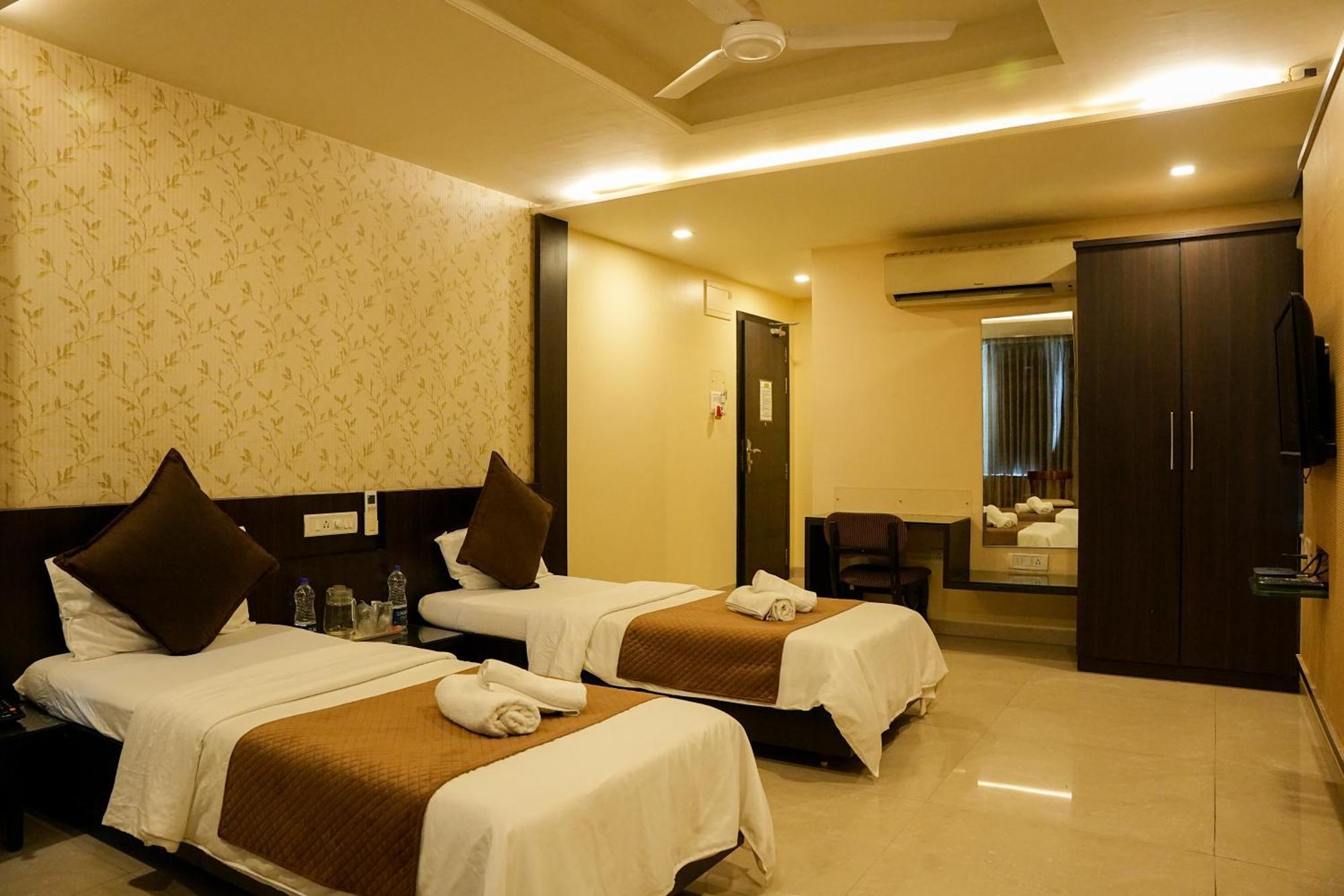 Hotel Viva Inn Yerandwane Kültér fotó