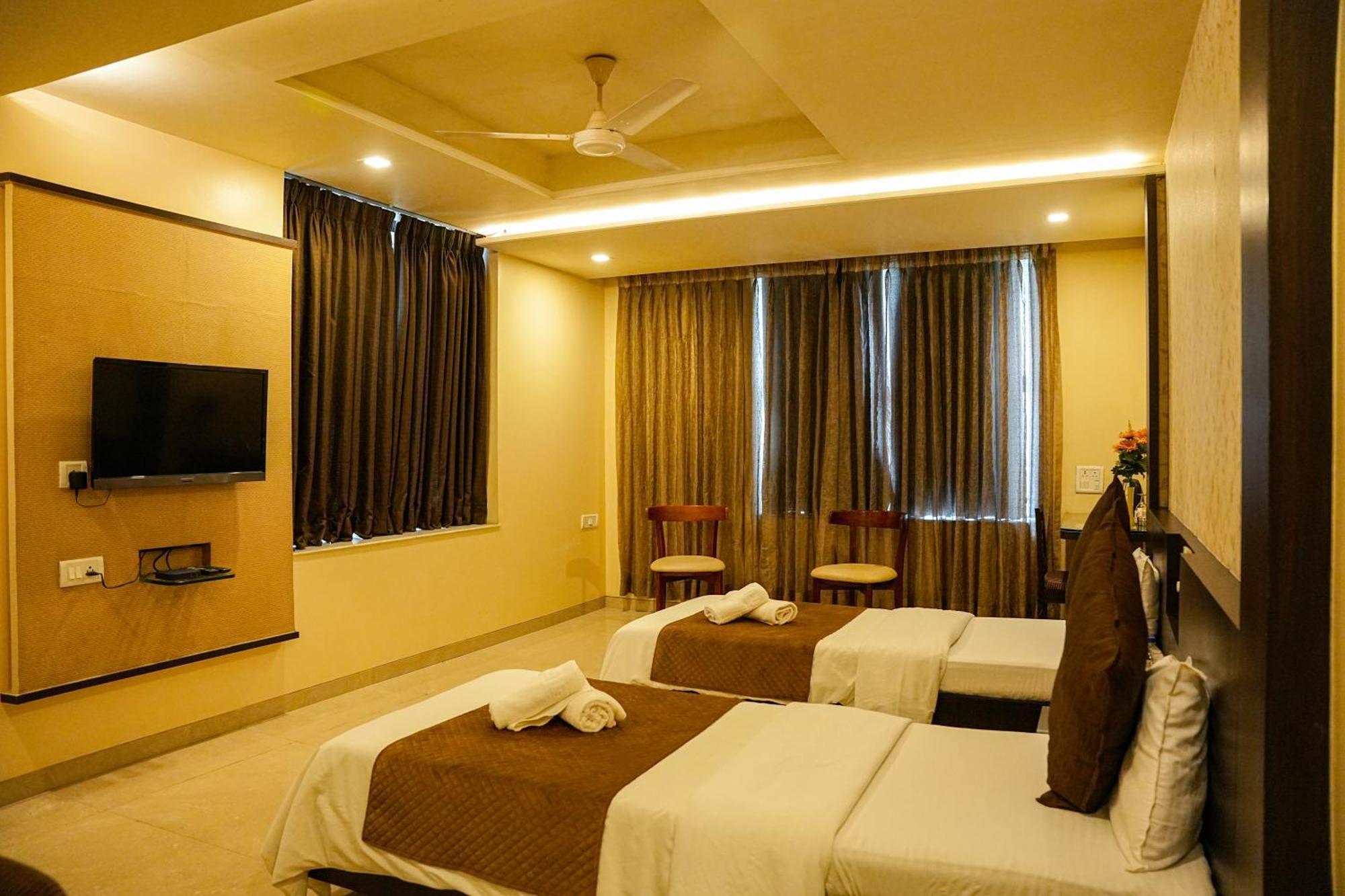 Hotel Viva Inn Yerandwane Kültér fotó