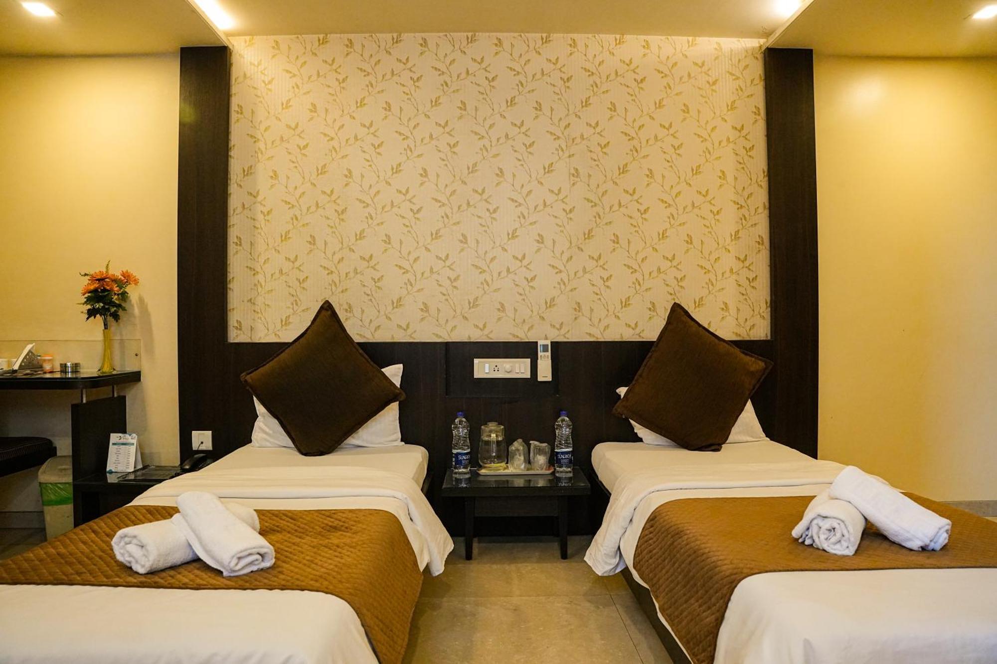 Hotel Viva Inn Yerandwane Kültér fotó